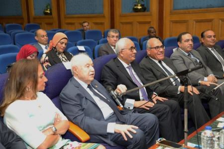 وزير التربية والتعليم المصري ورئيس الهيئة العربية للتصنيع يشهدان محاضرة للدكتور طلال أبوغزاله